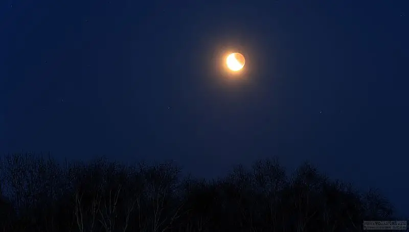 Total lunar eclipse observed at Kamchatka volcano station
