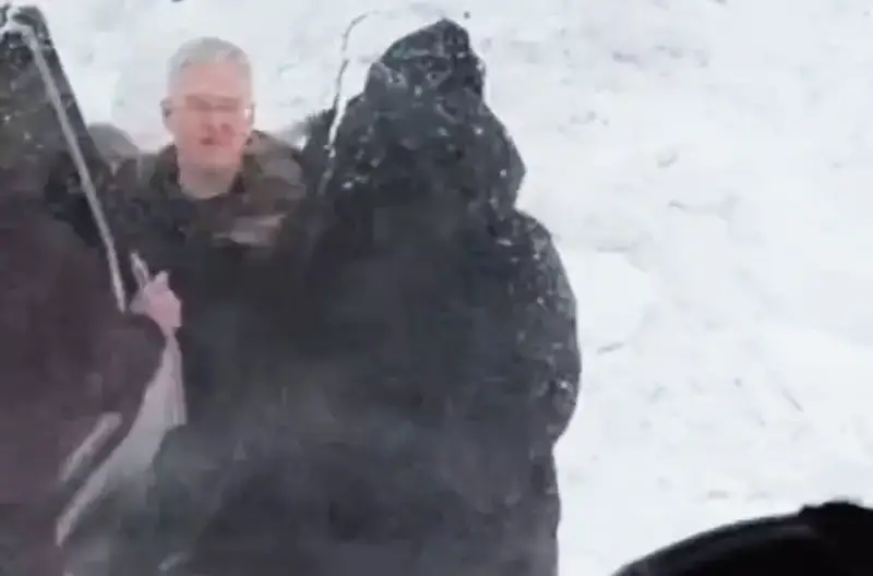 Governor Turns Taxi Driver: Kamchatka's Leader Offers Rides to Stranded Residents