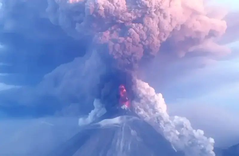 Klyuchevskoy Volcano Erupts, Sending Ash Plume 7.5 Kilometers High