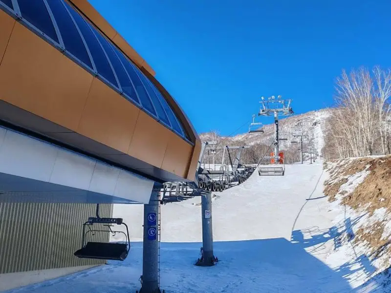 A couple dozen skiers were stuck on the ski lift of Mount Moroznaya for an hour