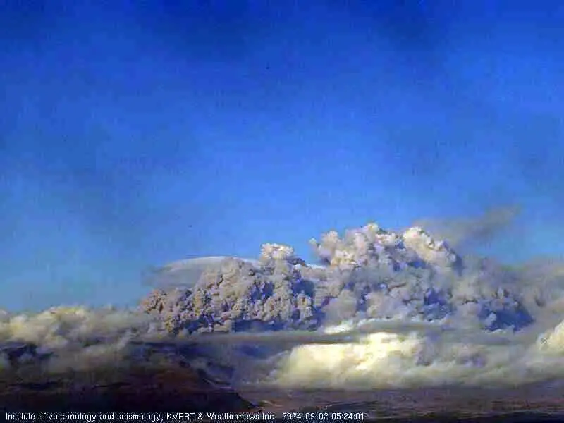 Erupting Shiveluch volcano throws ash to a height of 8.5 km