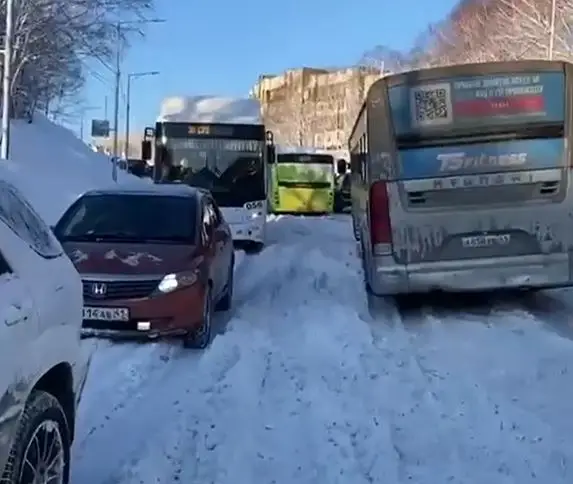 Heavy Snowfall Disrupts Transport in Petropavlovsk-Kamchatsky