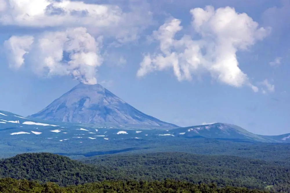 Kamchatka volcano ejects ash to a height of 2.5 km