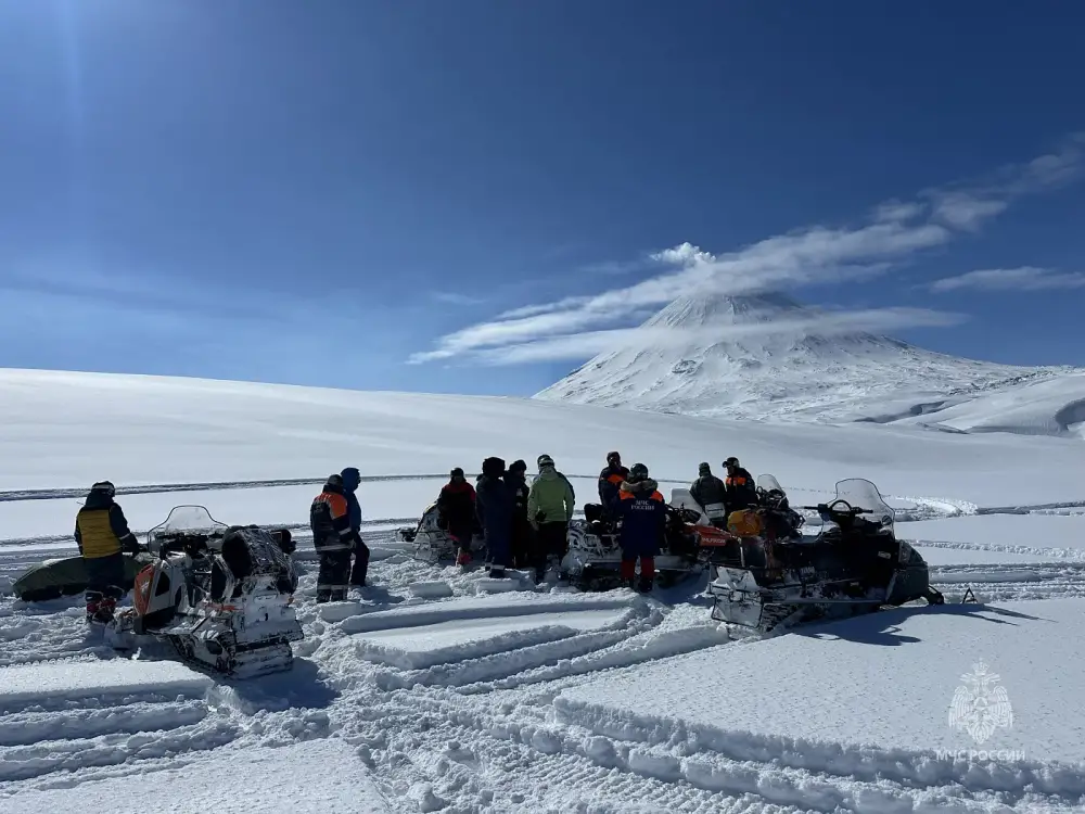 Rescuers Unfurl Emergency Ministry Flag on Summit of Klyuchevskoy Volcano in Kamchatka