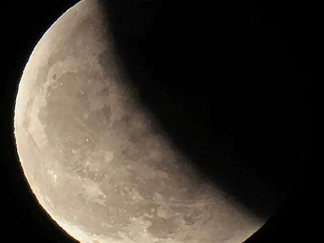 Total lunar eclipse observed at Kamchatka volcano station