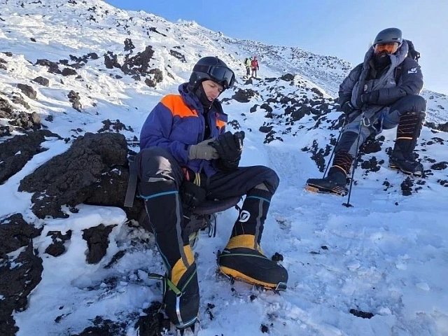 Rescuers Unfurl Emergency Ministry Flag on Summit of Klyuchevskoy Volcano in Kamchatka