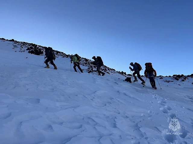 Rescuers Unfurl Emergency Ministry Flag on Summit of Klyuchevskoy Volcano in Kamchatka