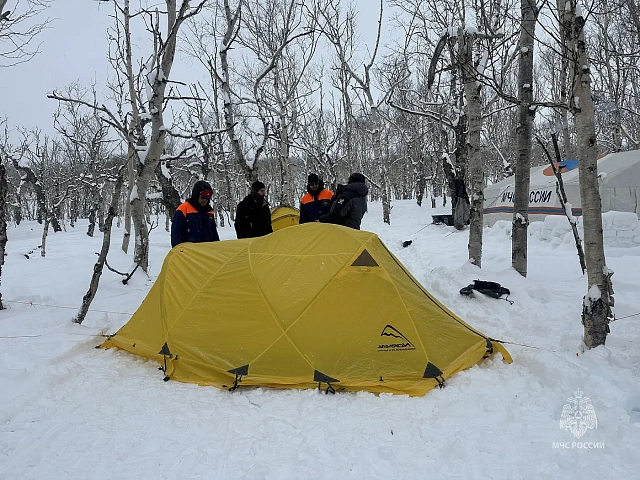 Rescuers Unfurl Emergency Ministry Flag on Summit of Klyuchevskoy Volcano in Kamchatka
