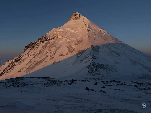 Rescuers Unfurl Emergency Ministry Flag on Summit of Klyuchevskoy Volcano in Kamchatka