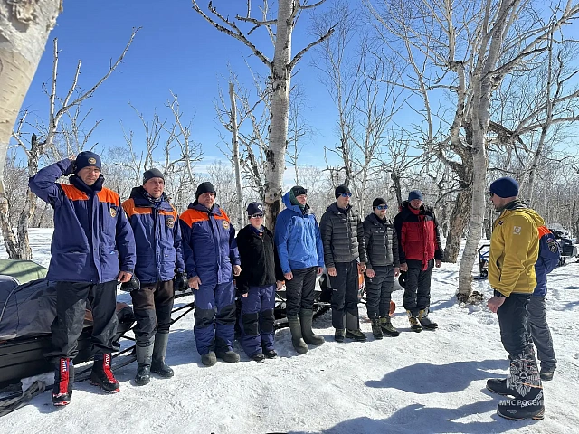 Rescuers Unfurl Emergency Ministry Flag on Summit of Klyuchevskoy Volcano in Kamchatka