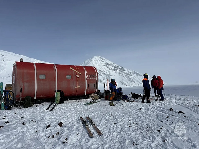 Rescuers Unfurl Emergency Ministry Flag on Summit of Klyuchevskoy Volcano in Kamchatka
