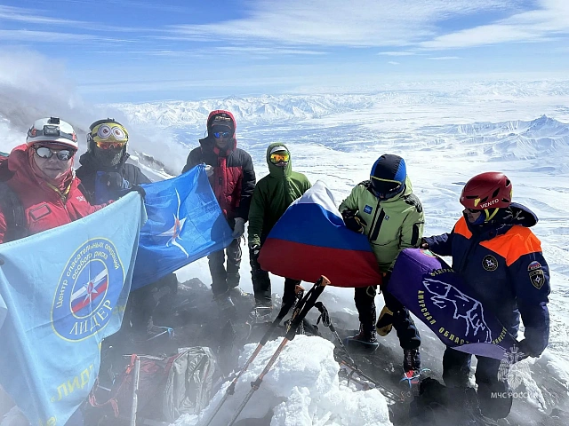 Rescuers Unfurl Emergency Ministry Flag on Summit of Klyuchevskoy Volcano in Kamchatka