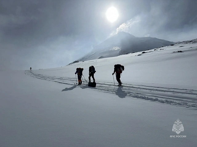 Rescuers Unfurl Emergency Ministry Flag on Summit of Klyuchevskoy Volcano in Kamchatka