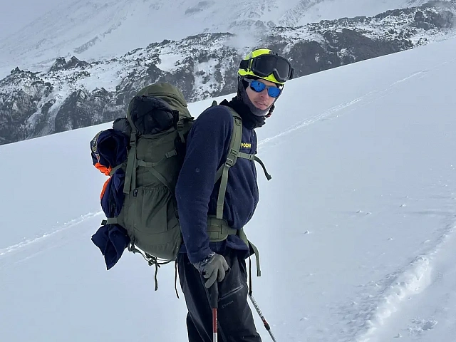 Rescuers Unfurl Emergency Ministry Flag on Summit of Klyuchevskoy Volcano in Kamchatka