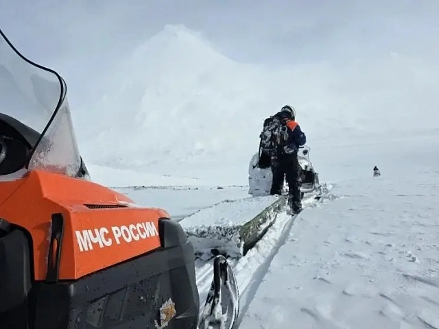 Rescuers Unfurl Emergency Ministry Flag on Summit of Klyuchevskoy Volcano in Kamchatka
