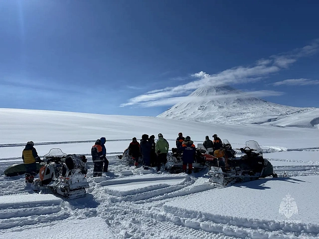 Rescuers Unfurl Emergency Ministry Flag on Summit of Klyuchevskoy Volcano in Kamchatka