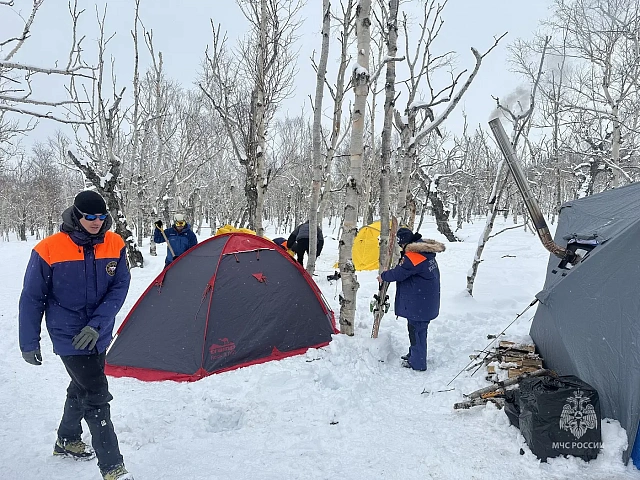 Rescuers Unfurl Emergency Ministry Flag on Summit of Klyuchevskoy Volcano in Kamchatka
