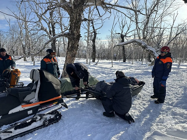 Rescuers Unfurl Emergency Ministry Flag on Summit of Klyuchevskoy Volcano in Kamchatka