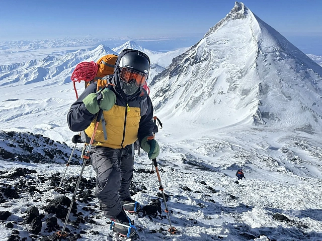 Rescuers Unfurl Emergency Ministry Flag on Summit of Klyuchevskoy Volcano in Kamchatka
